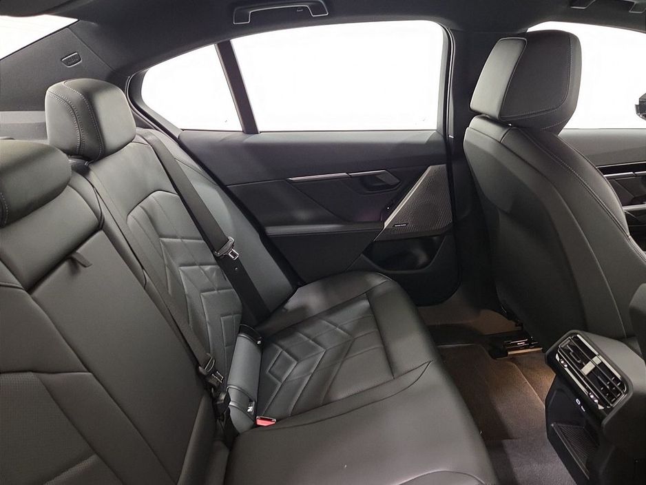 2024 BMW 5 Series - image 22