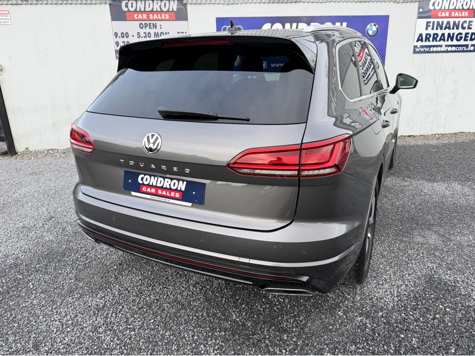 2019 Volkswagen Touareg - image 5