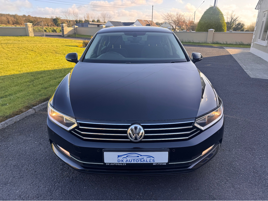 2015 Volkswagen Passat - image 2