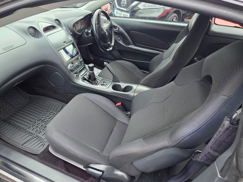2005 Toyota Celica - image 10