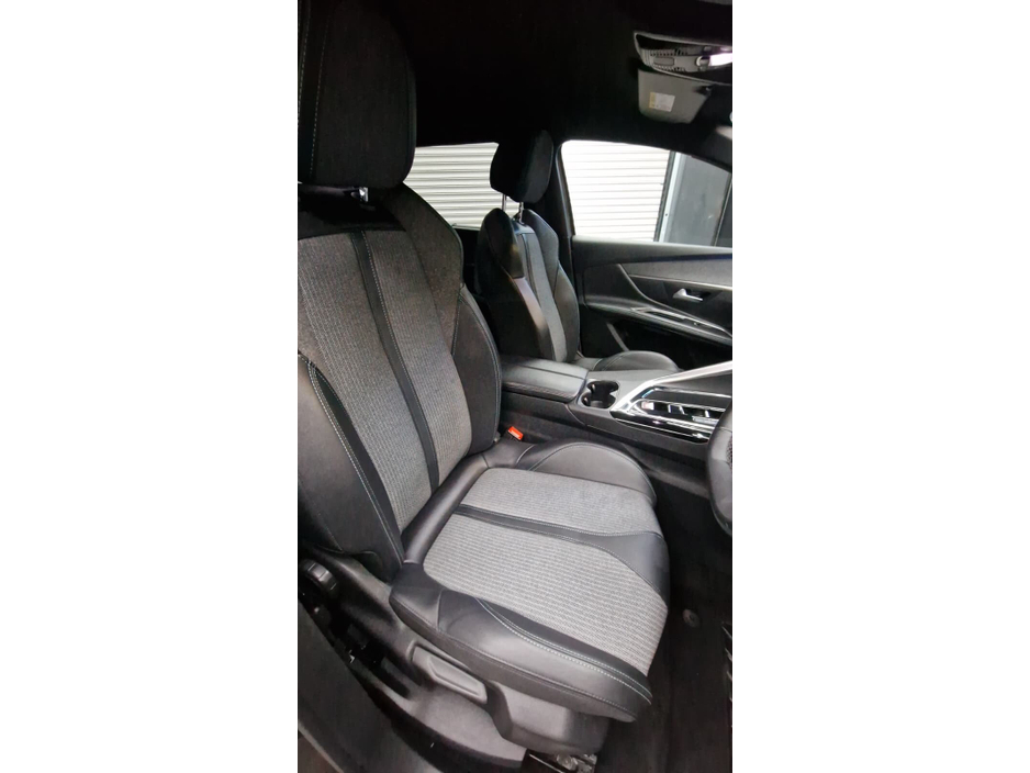 2023 Peugeot 5008 - image 10