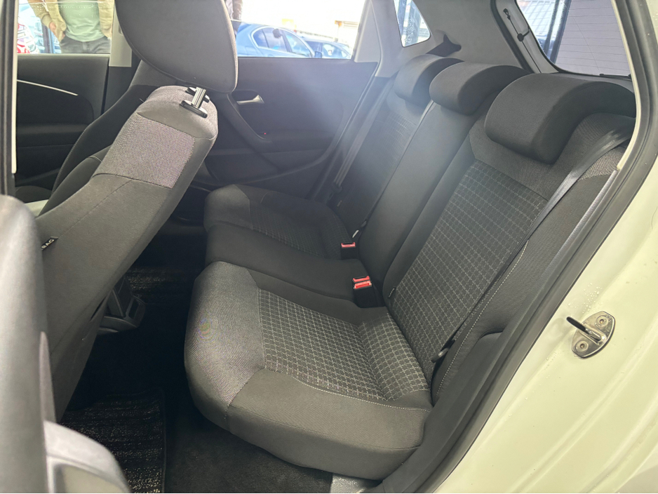 2016 Volkswagen Polo - image 12