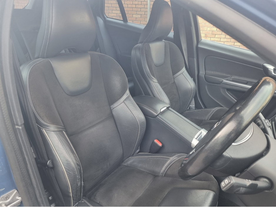 2015 Volvo V60 - image 8