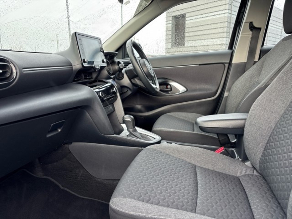 2024 Toyota Yaris Cross - image 7