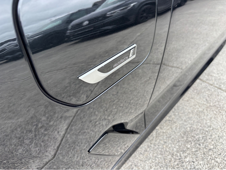 2022 BMW 5 Series - image 7