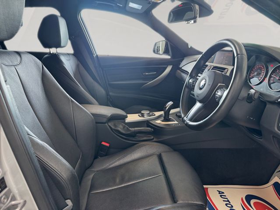 2015 BMW 3 Series - image 11