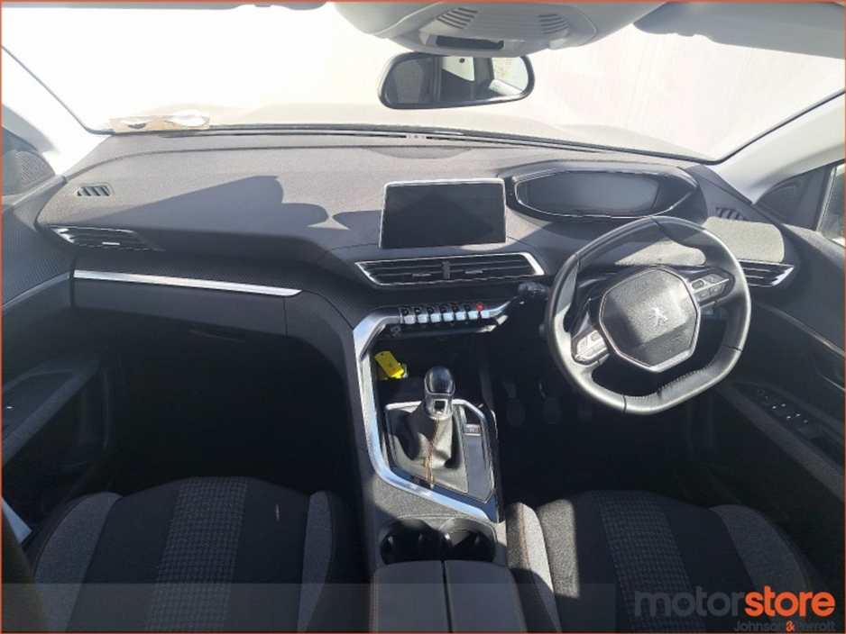 2020 Peugeot 3008 - image 4