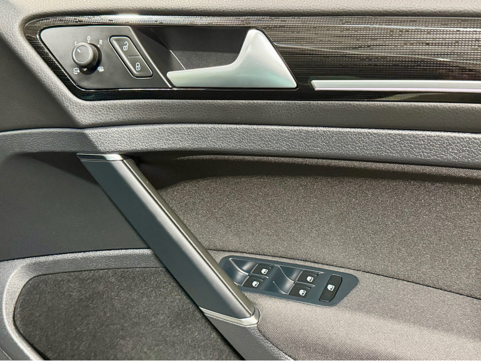 2018 Volkswagen Golf - image 8