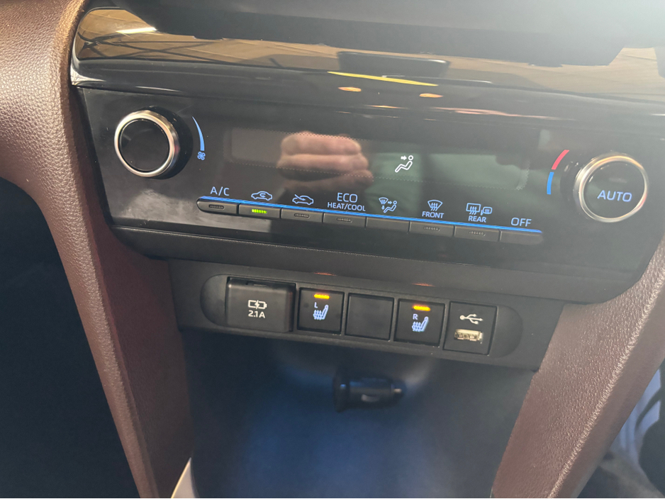 2021 Toyota Yaris - image 12