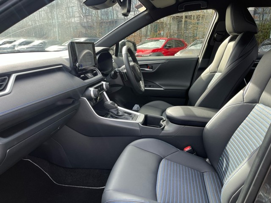 2025 Toyota Rav4 - image 6