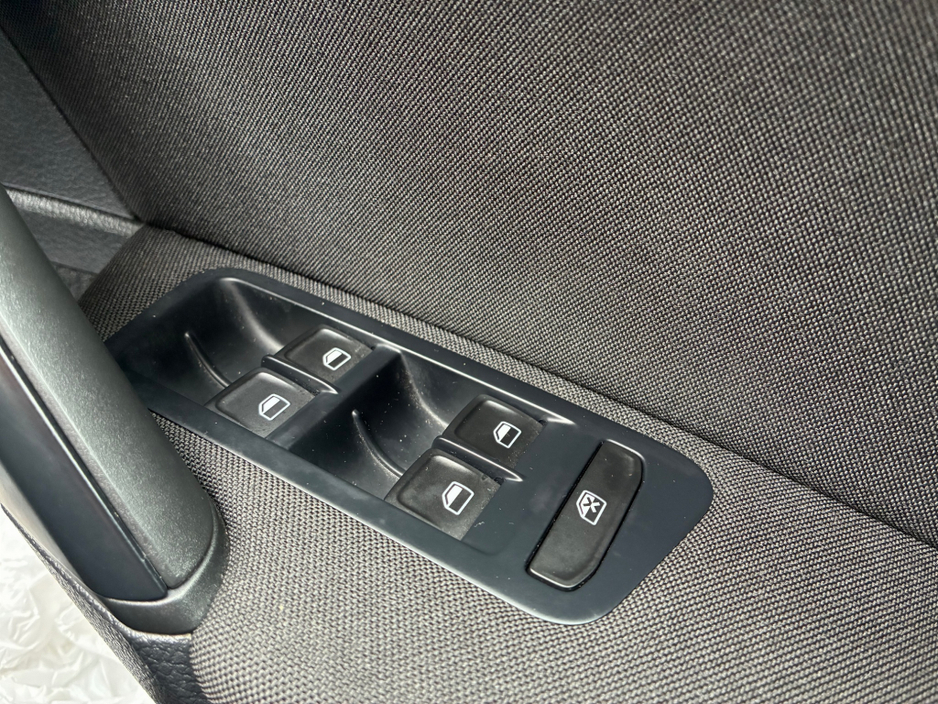 2014 Volkswagen Golf - image 15