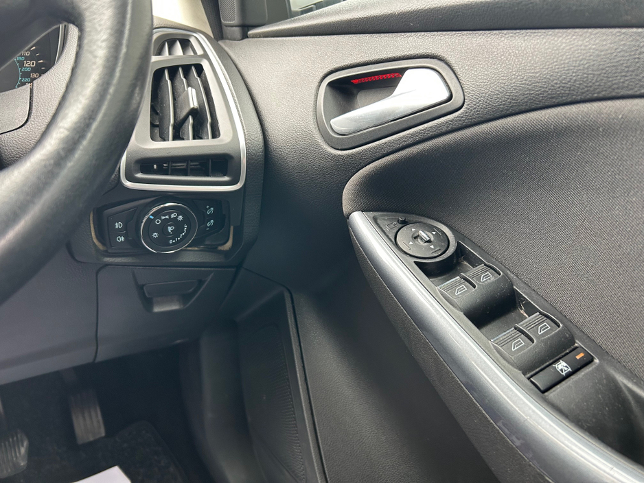2014 Ford Focus - image 15