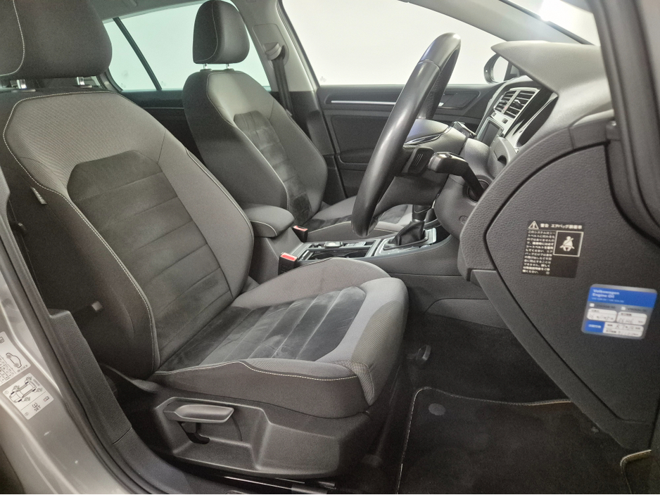 2017 Volkswagen Golf **HIGHLINE**ONLY 63000KMS**ALCANTARA SEATS*17" ALLOYS**BLIND SPOT WARNING**LANE ASSIST**KEYLESS ENTRY AND START**ADAPTIVE CRUISE CONTROL**DUAL ZONE CLIMATE CONTROL*REVERSE CAMERA*BLUETOOTH STREAMI €16,949