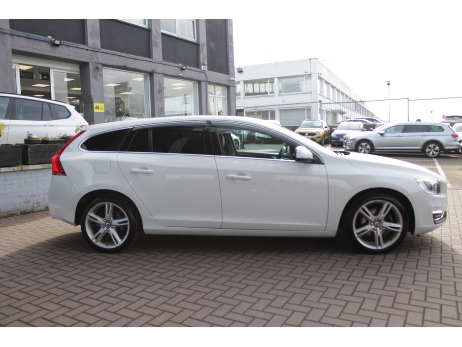 2018 Volvo V60 - image 3