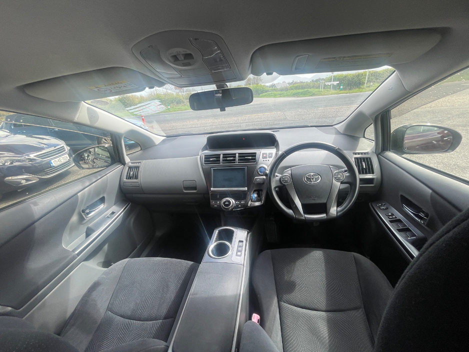 2014 Toyota Prius Alpha - image 12