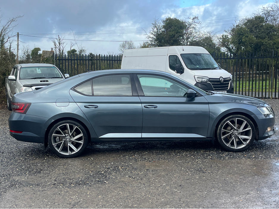 2018 Skoda Superb - image 9