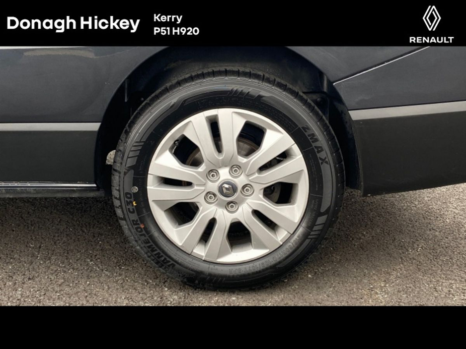 2022 Renault Trafic - image 8