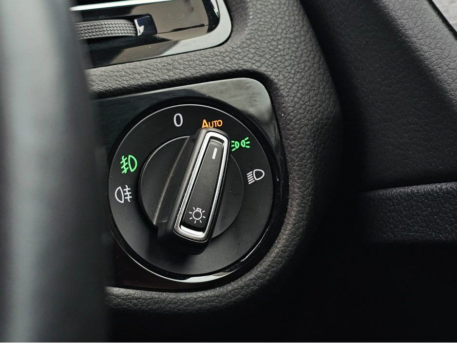 2014 Volkswagen Golf - image 15