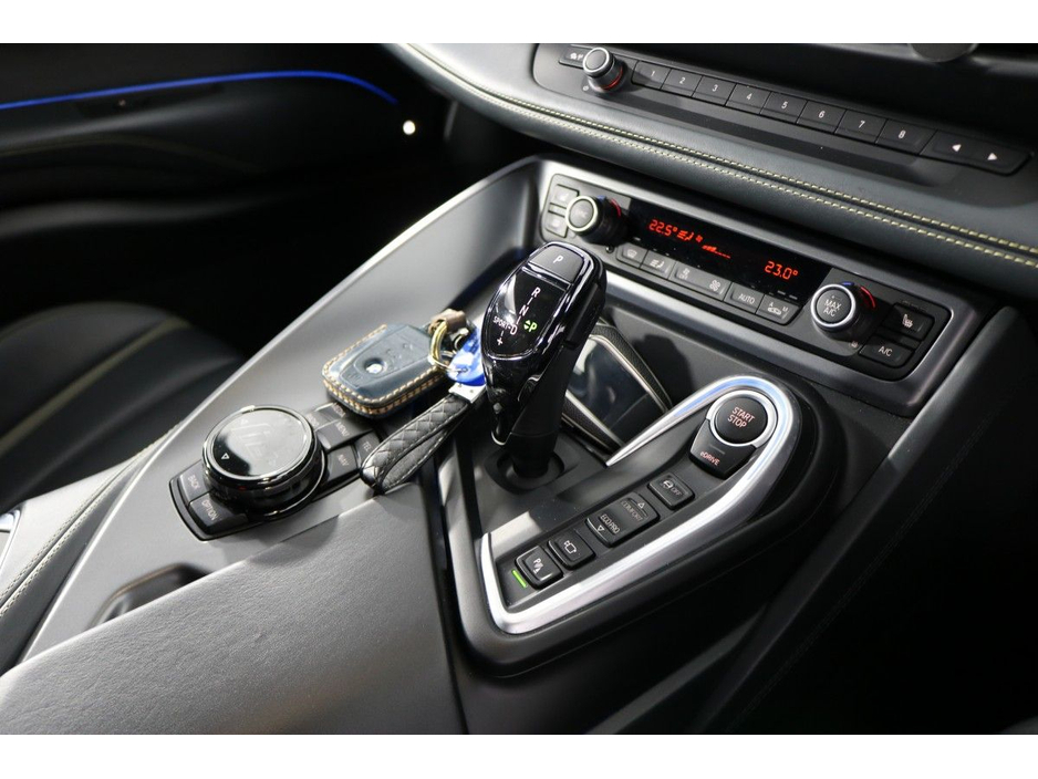 2017 BMW i8 - image 15