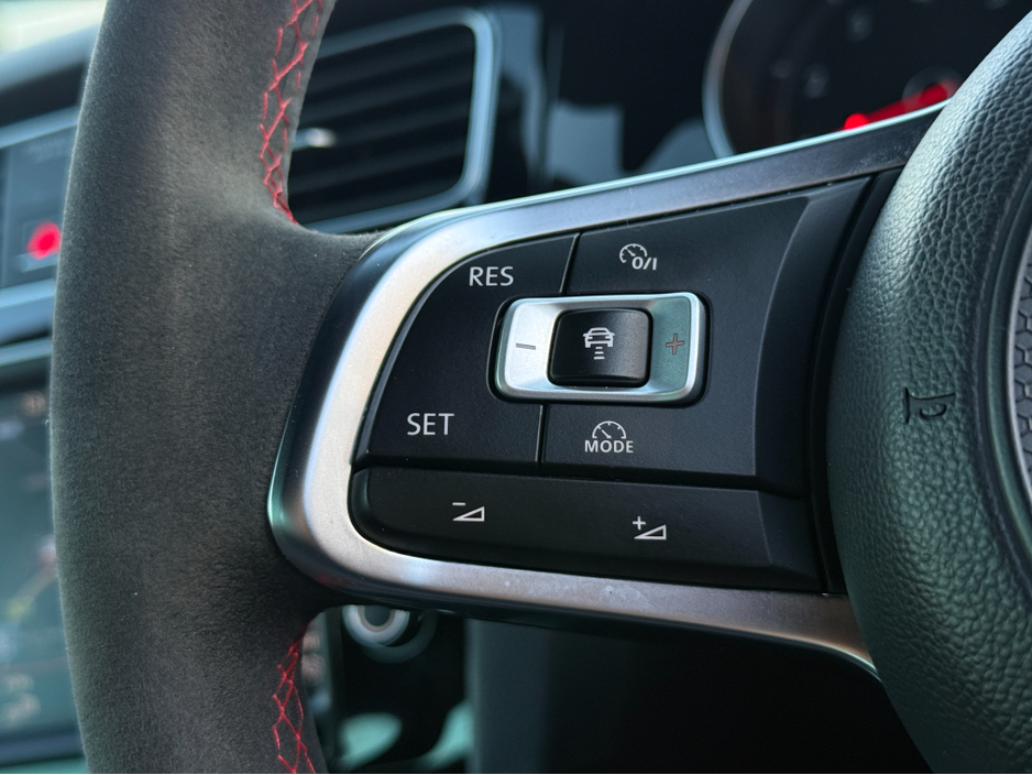 2016 Volkswagen Golf - image 29