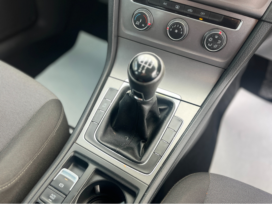 2014 Volkswagen Golf - image 11