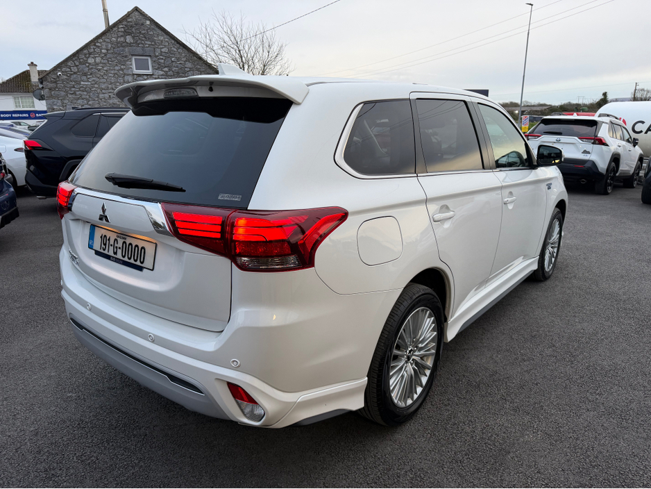 2019 Mitsubishi Outlander - image 3