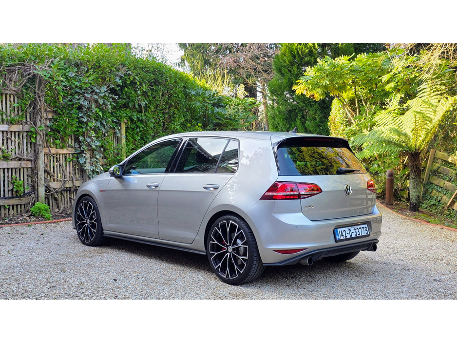 2014 Volkswagen Golf - image 4