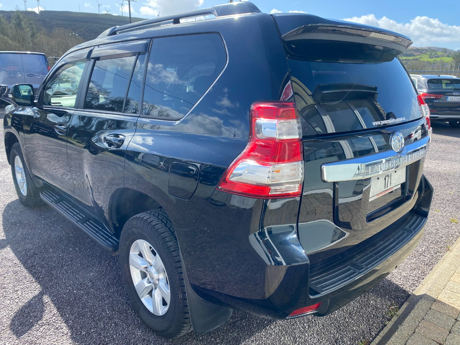 2017 Toyota Landcruiser - image 3