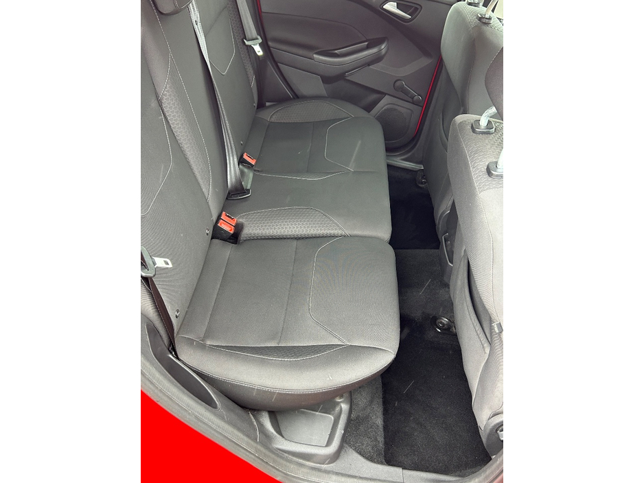 2016 Ford Focus - image 8