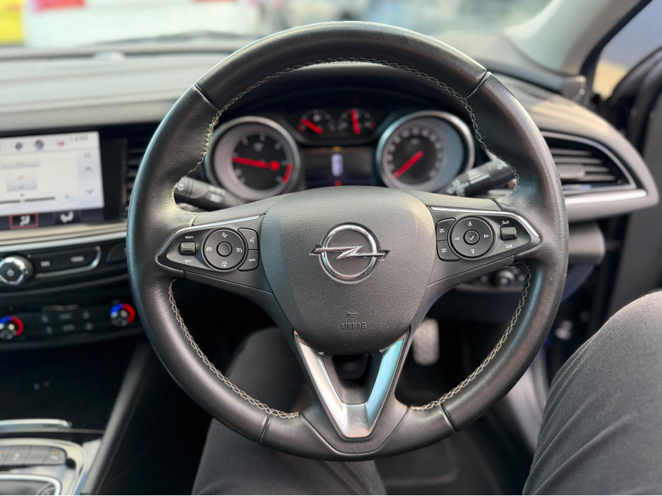 2018 Opel Insignia - image 18