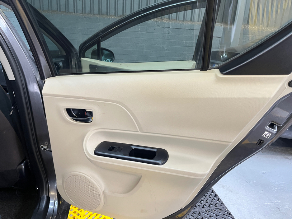 2014 Toyota Aqua 2014 Hybrid auto €8,495