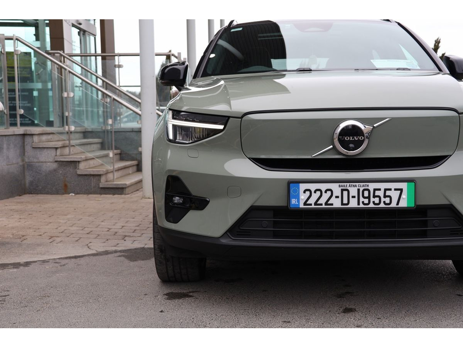 2022 Volvo XC40 - image 3
