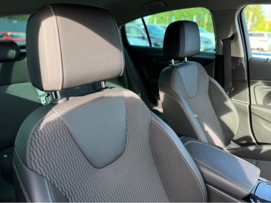 2018 Opel Insignia - image 15
