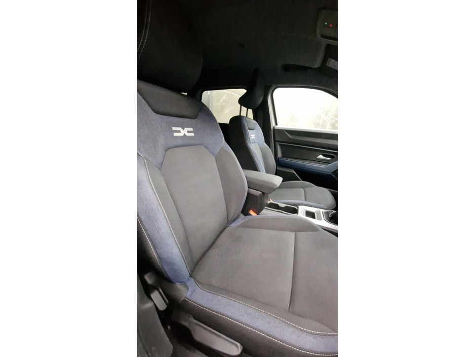 2025 Dacia Duster - image 11