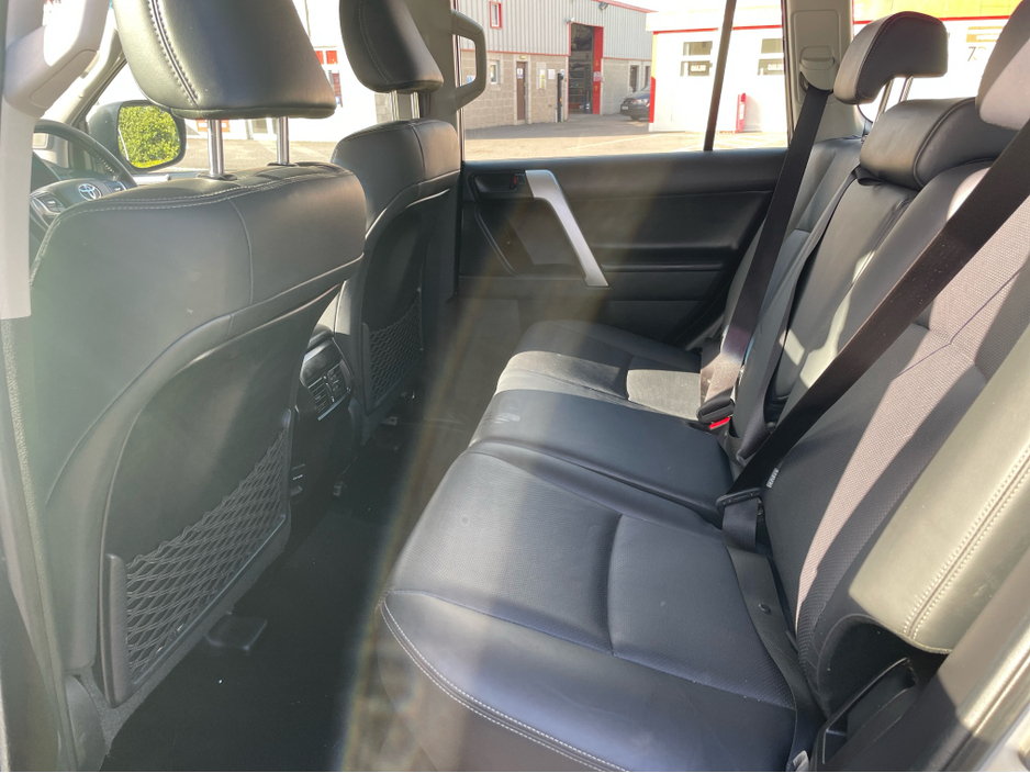 2020 Toyota Landcruiser - image 8