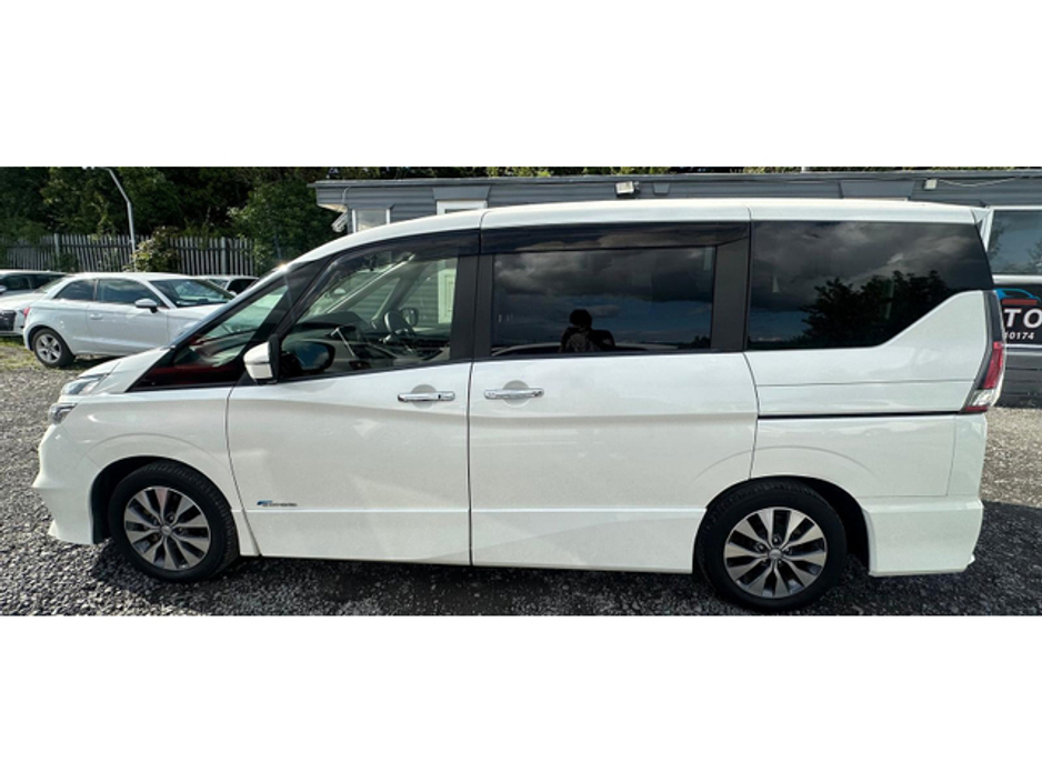 2016 Nissan Serena - image 4
