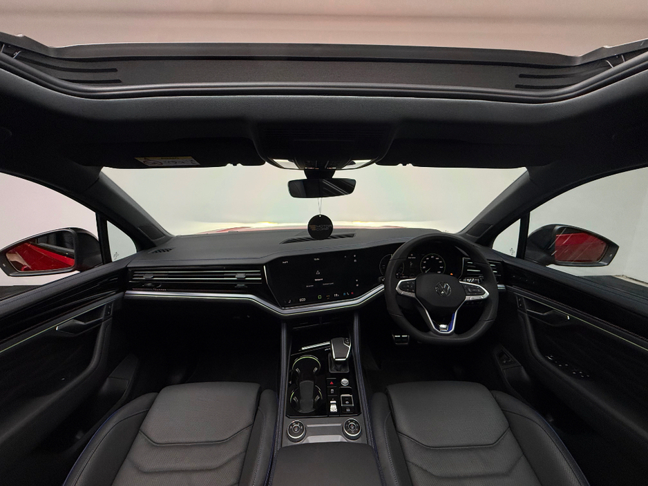 2025 Volkswagen Touareg - image 9