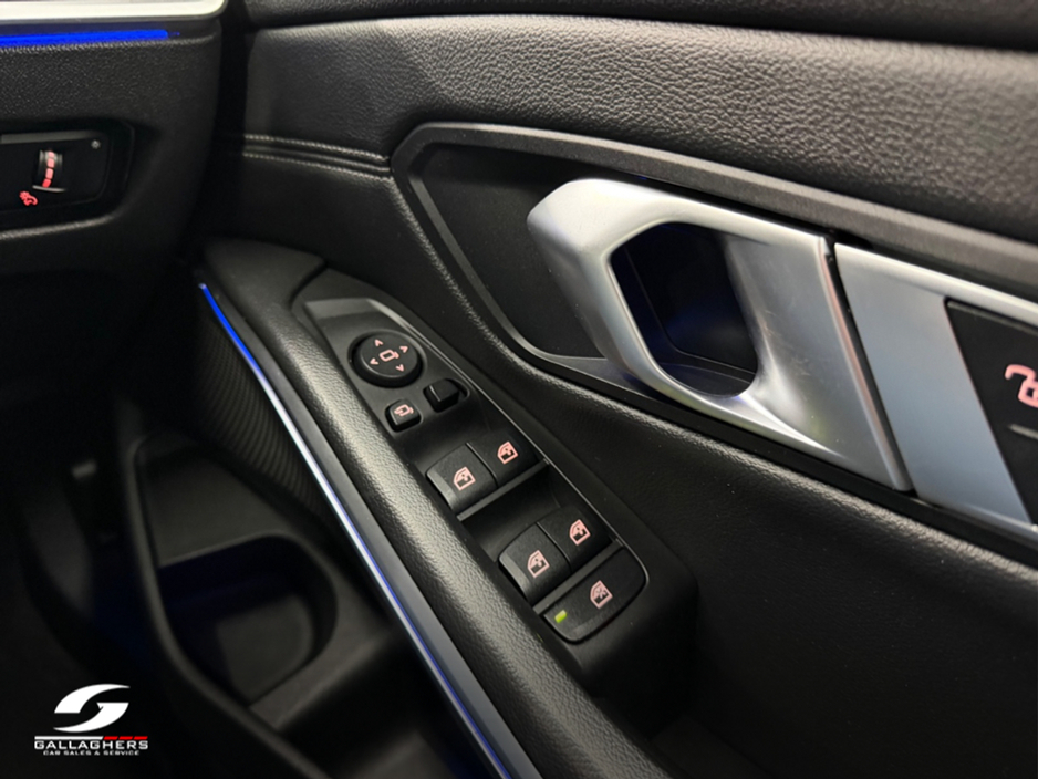 2021 BMW 3 Series - image 24