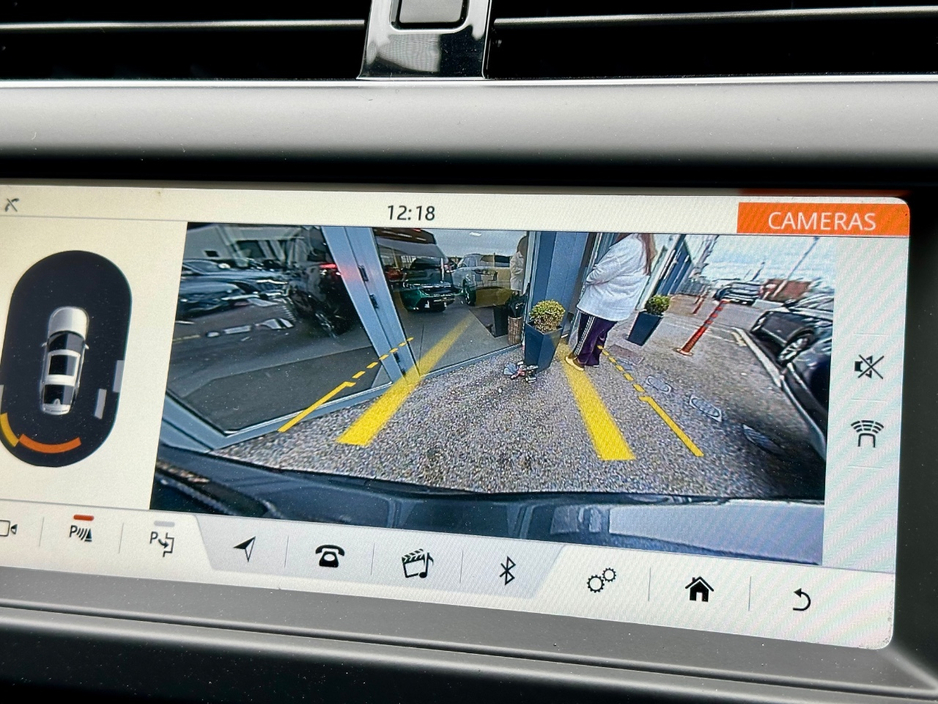 2019 Land Rover Discovery - image 5