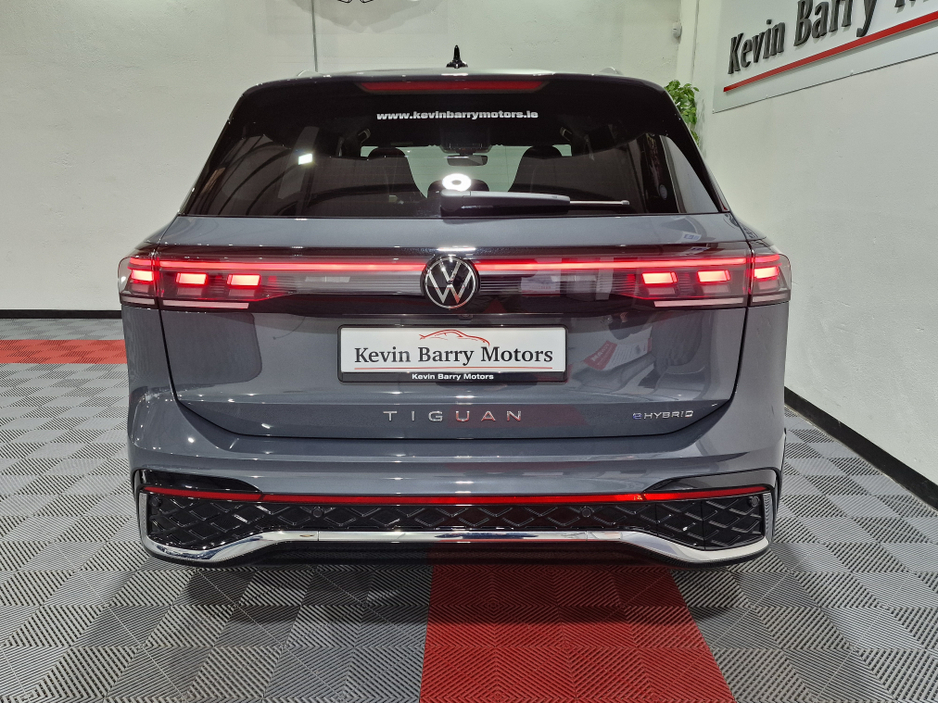 2025 Volkswagen Tiguan 1.5TSi PHEV R-LINE AUTOMATIC **ONE OWNER / NEW MODEL / APPLE CARPLAY / ADAPTIVE CRUISE CONTROL / BLIND SPOT ASSIST / HEATED & MASSAGE FRONT SEATS / HEATED STEERING WHEEL / WIRELESS PHONE CHARGING** €50,900
