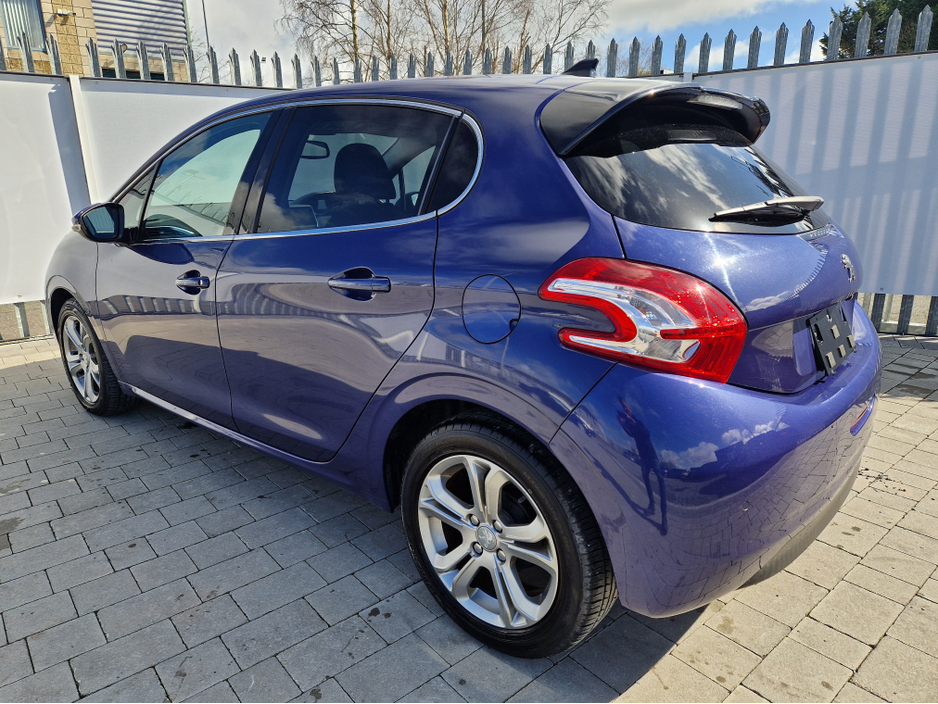 2015 Peugeot 208 - image 7