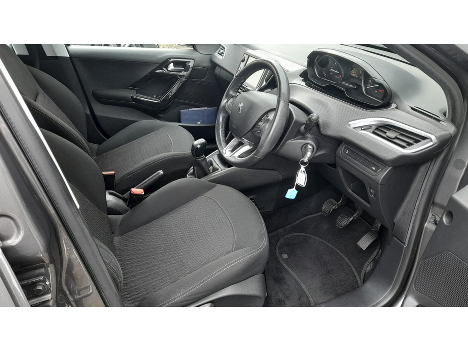 2018 Peugeot 208 - image 6