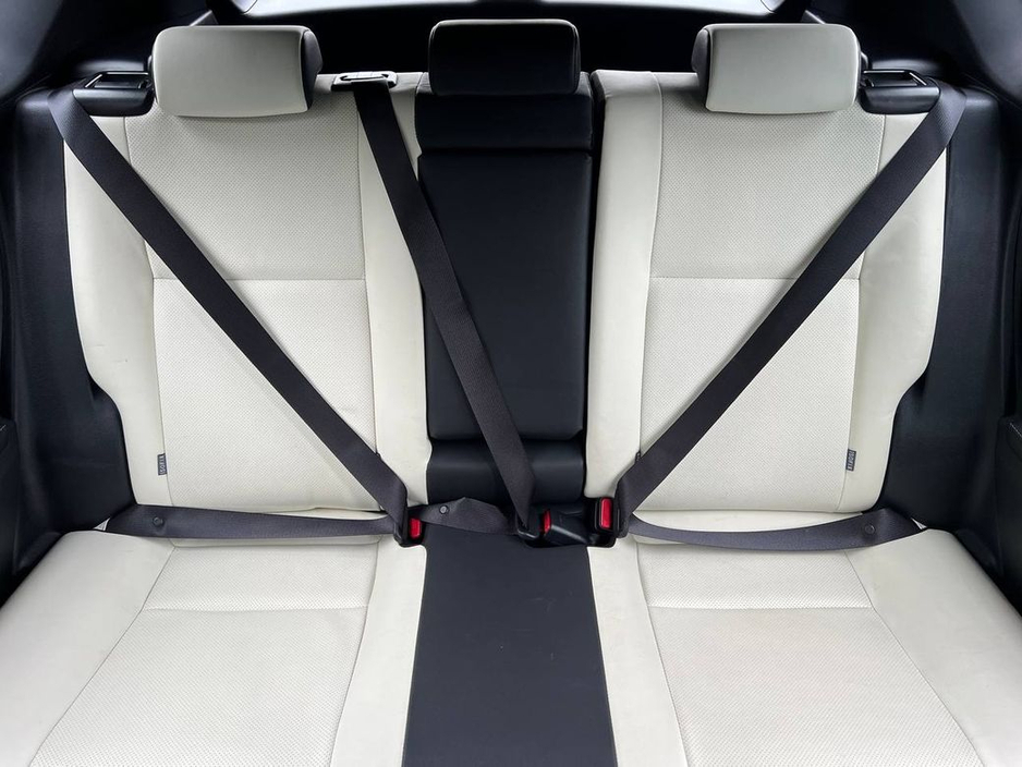 2016 Toyota Auris - image 12