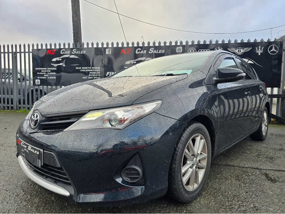 2015 Toyota Auris - image 2