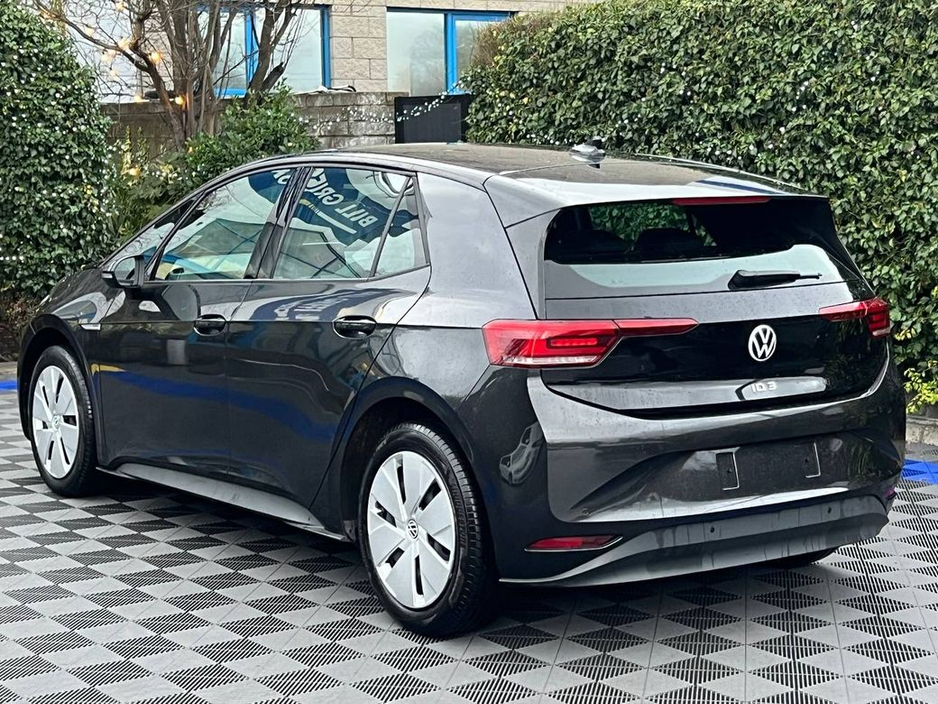 2023 Volkswagen ID.3 LIFE 58KWH // APPLE CARPLAY/ANDROID AUTO // PARKING SENSORS // DUAL ZONE CLIMATE CONTROL €20,950