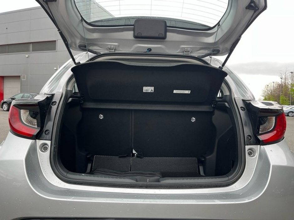 2021 Toyota Yaris - image 10