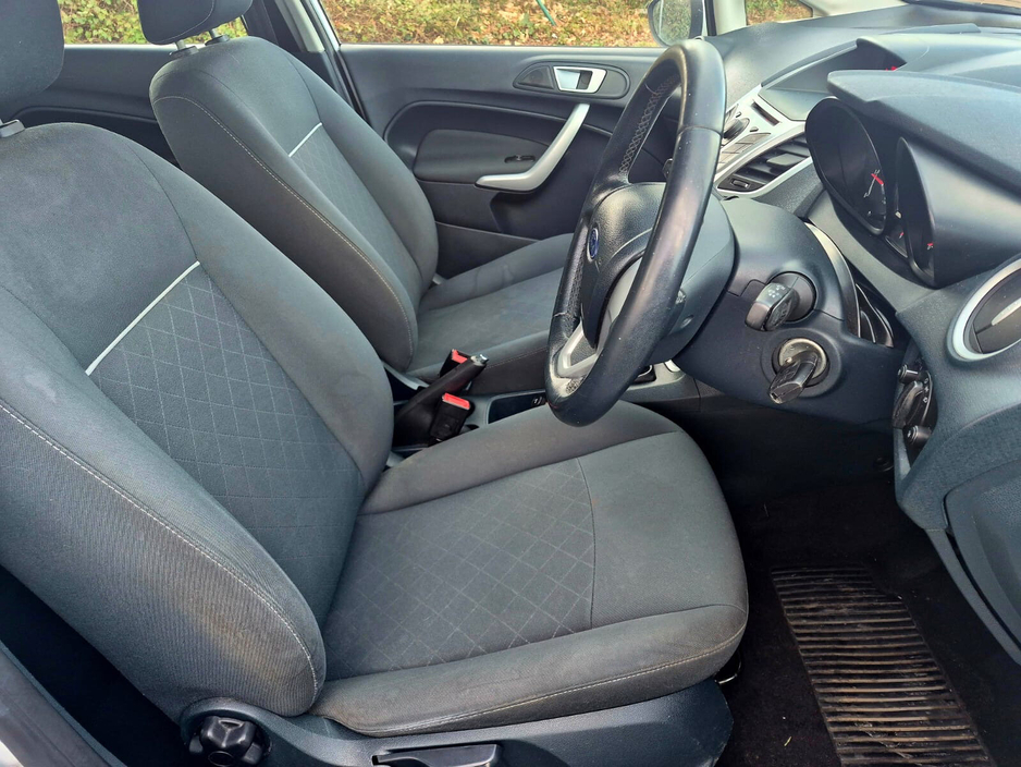 2012 Ford Fiesta - image 15
