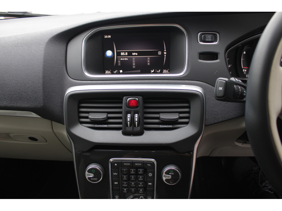 2018 Volvo V40 - image 13