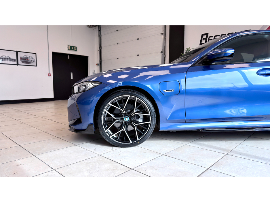 2024 BMW 3 Series - image 4