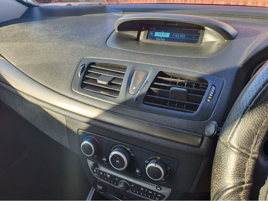 2012 Renault Megane - image 9